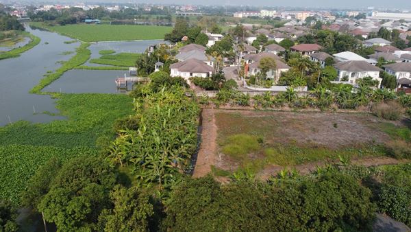 ขายที่ดินติดริมน้ำ เนื้อที่ 2 ไร่ 3 งาน 44 ตร.ว. ในหมู่บ้าน มณีรินทร์ เลค แอนด์ ลากูล รังสิต-ปทุมธานี อำเภอเมืองปทุมธานี โทร 0938141475